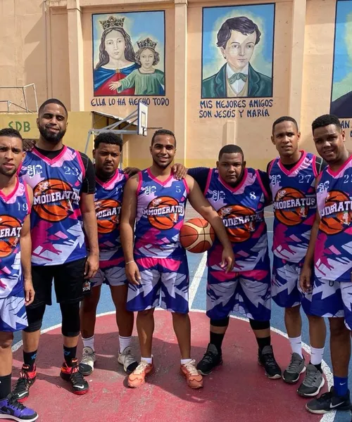 Uniforme personalizado de Basketball producido por Colonial Creative