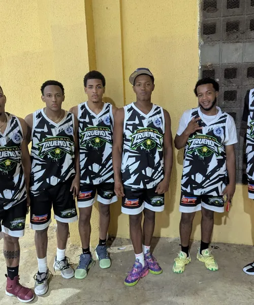 Uniforme personalizado de Basketball producido por Colonial Creative