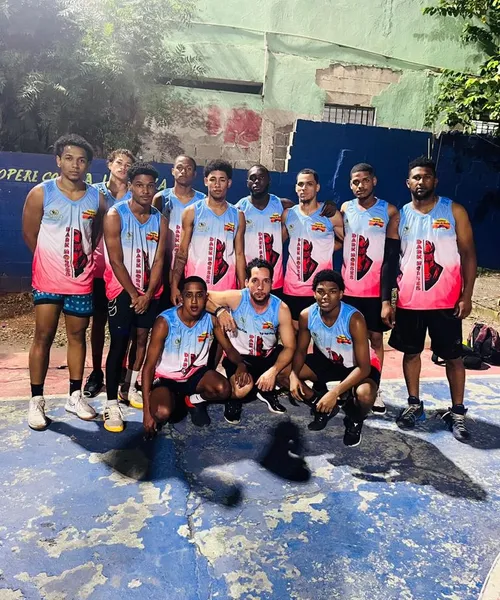 Uniforme personalizado de Basketball producido por Colonial Creative