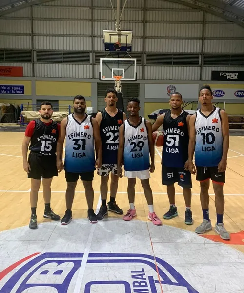 Uniforme personalizado de Basketball producido por Colonial Creative