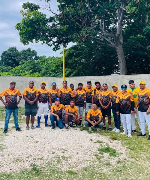 Uniforme personalizado de Softball producido por Colonial Creative