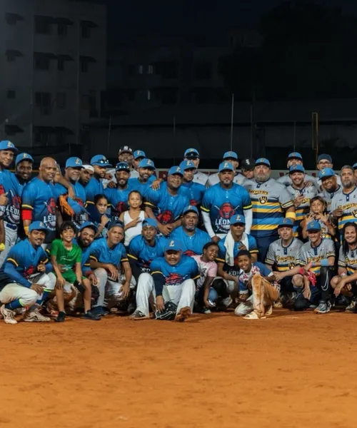 Uniforme personalizado de Softball producido por Colonial Creative