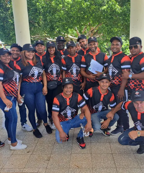 Uniforme personalizado de Softball producido por Colonial Creative