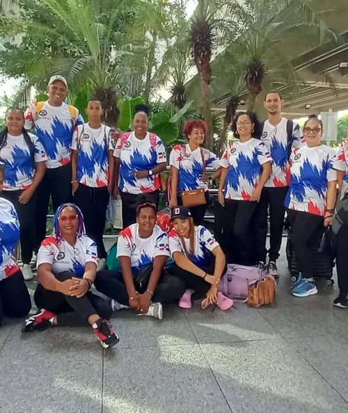 Uniforme personalizado de Softball producido por Colonial Creative
