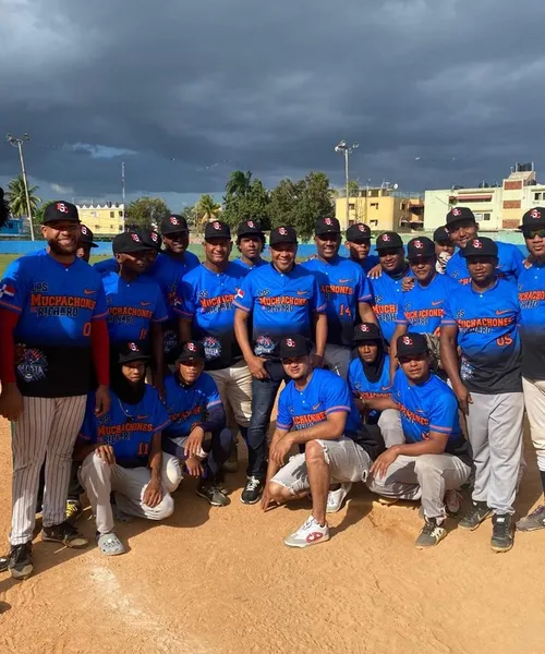 Uniforme personalizado de Softball producido por Colonial Creative