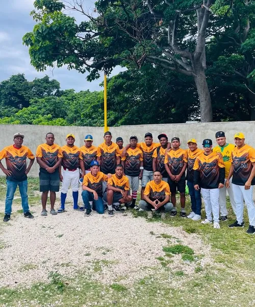 Uniforme personalizado de Softball producido por Colonial Creative