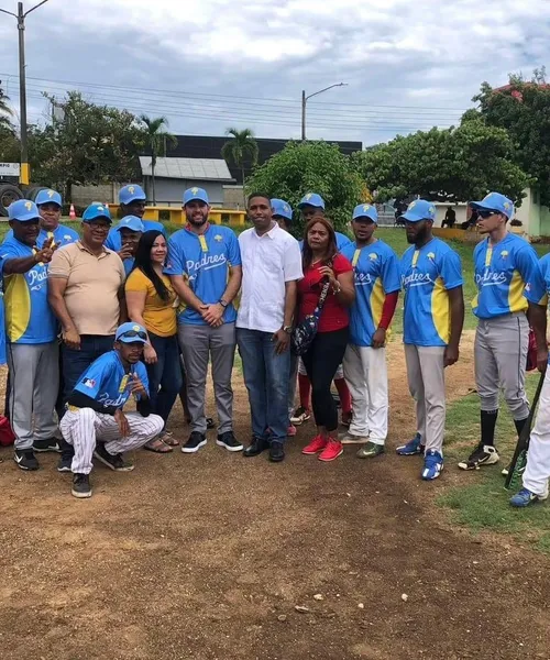 Uniforme personalizado de Softball producido por Colonial Creative